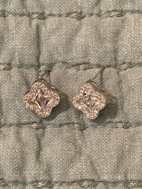 Fashion Silver Tone Clear Crystal Clover Stud Earrings